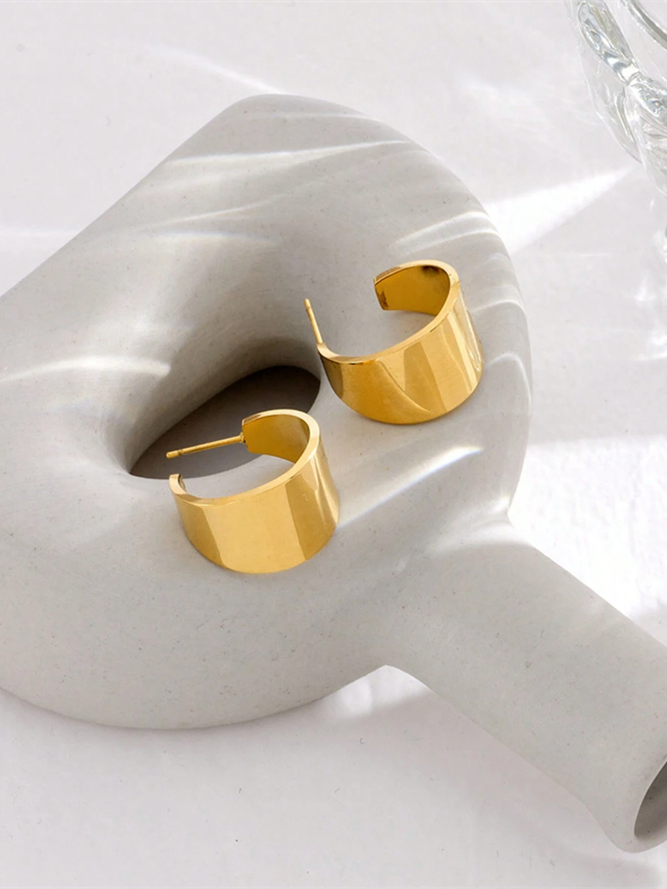 Brincos de Aço Inoxidável, Formato em C, Minimalista de Alta Qualidade. - Imagem 4