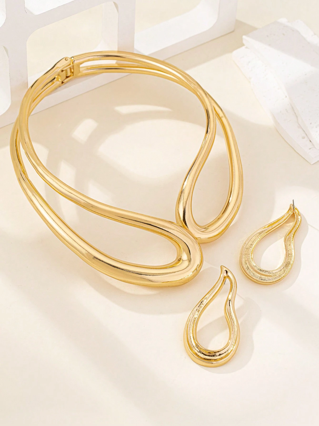 Conjunto Vintage, Brincos em Forma de Gota D'Água e Corrente de Clavícula. - Imagem 3