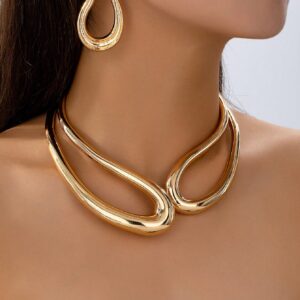 Conjunto Vintage, Brincos em Forma de Gota D'Água e Corrente de Clavícula.