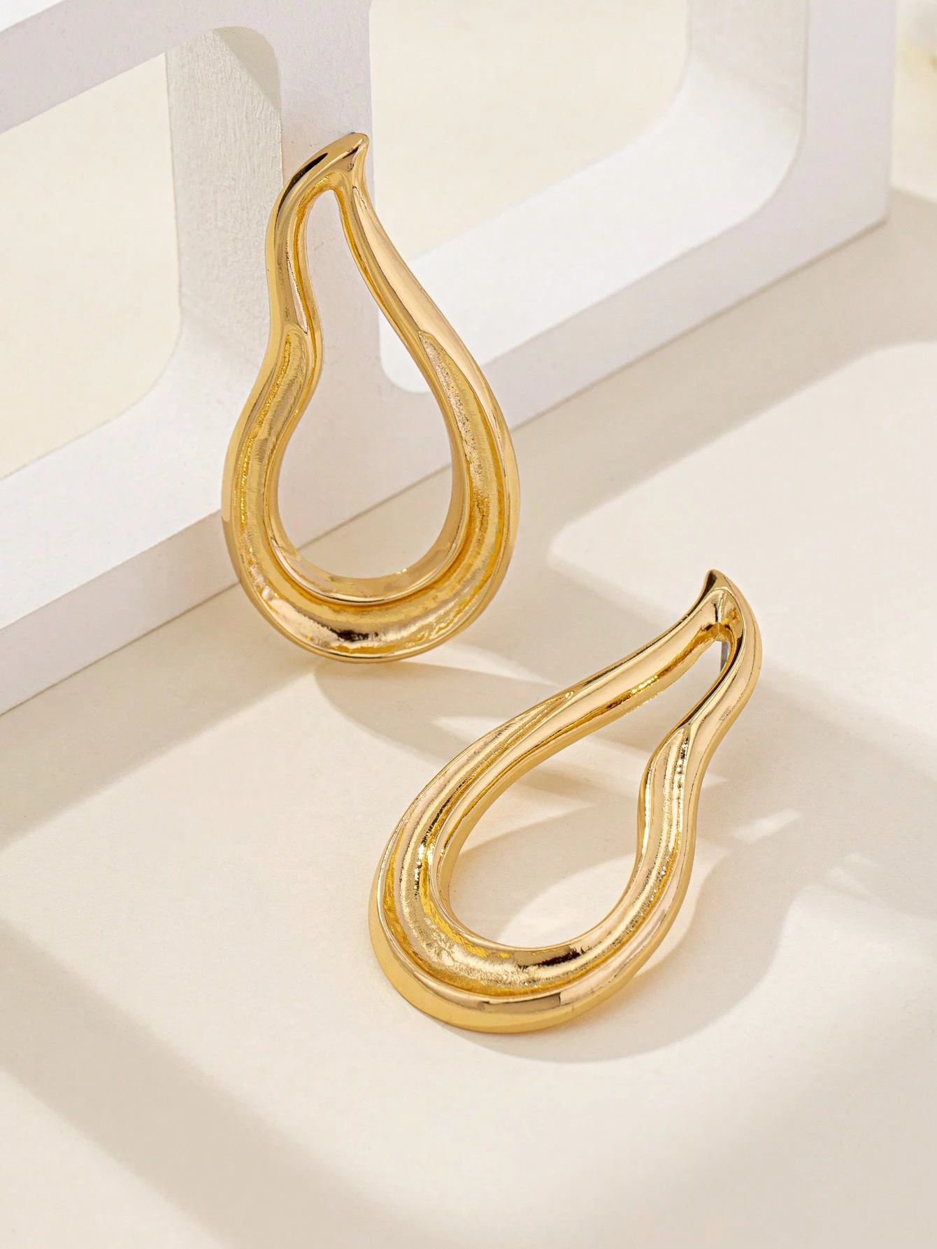 Conjunto Vintage, Brincos em Forma de Gota D'Água e Corrente de Clavícula. - Imagem 5