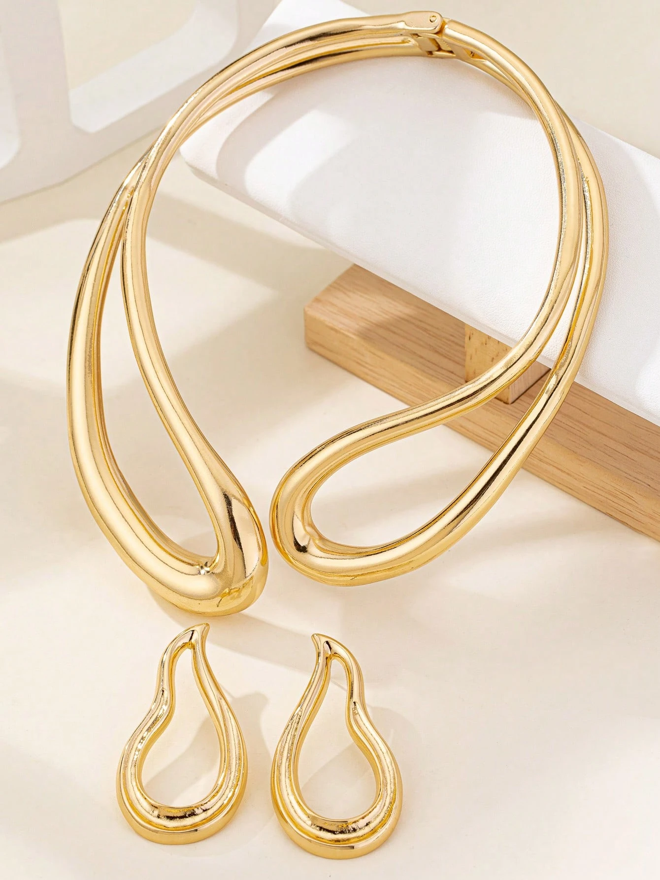 Conjunto Vintage, Brincos em Forma de Gota D'Água e Corrente de Clavícula. - Imagem 6