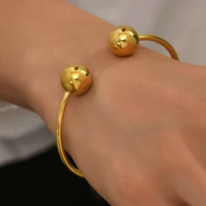 Pulseira Estilo Charm com Pontas Duplas. Banhada a Ouro 18K de Aço Inoxidável.