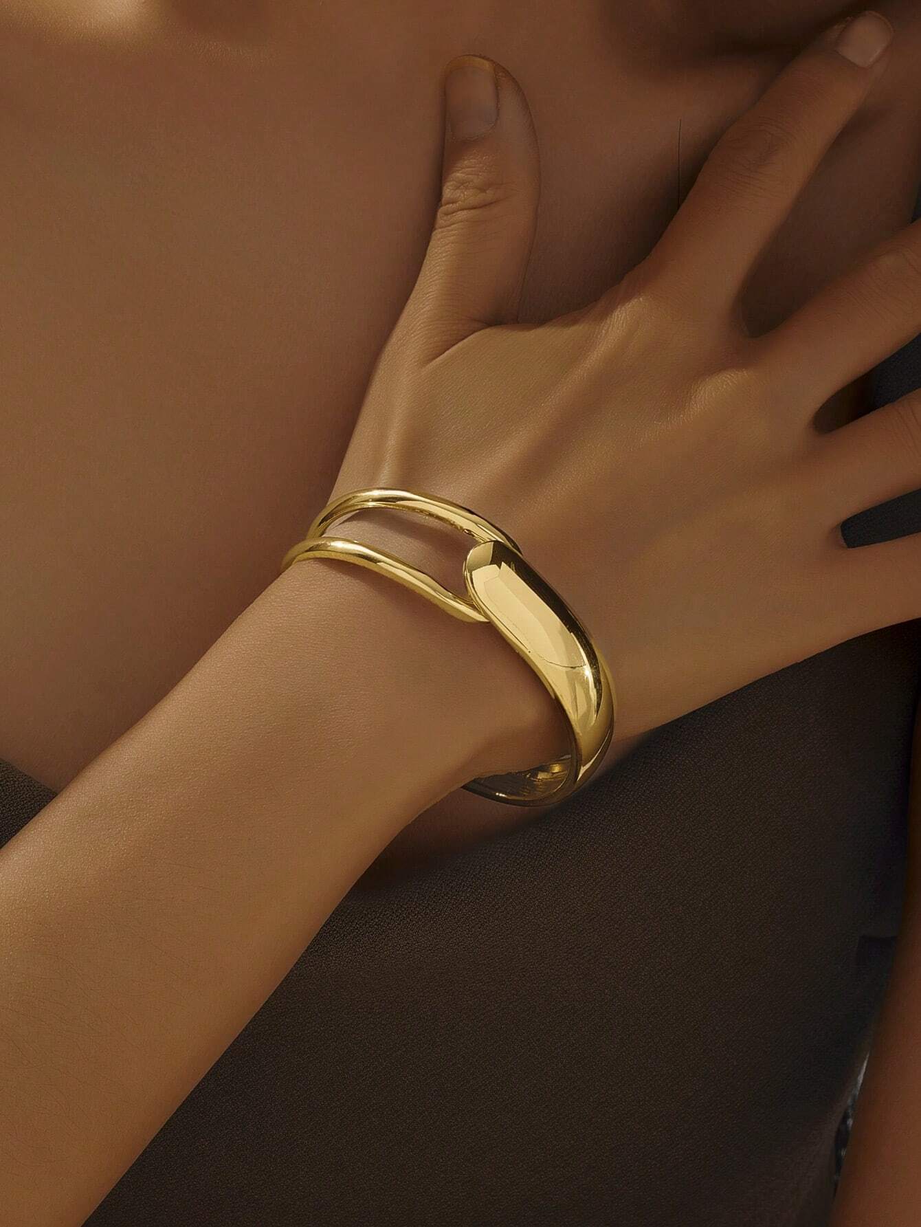 Pulseira de Metal Oca Assimétrica, Design de Nicho Elegante e Minimalista.