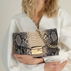 Bolsa Quadrada com Aba e Corrente Estilo Retro com Estampa de Cobra.