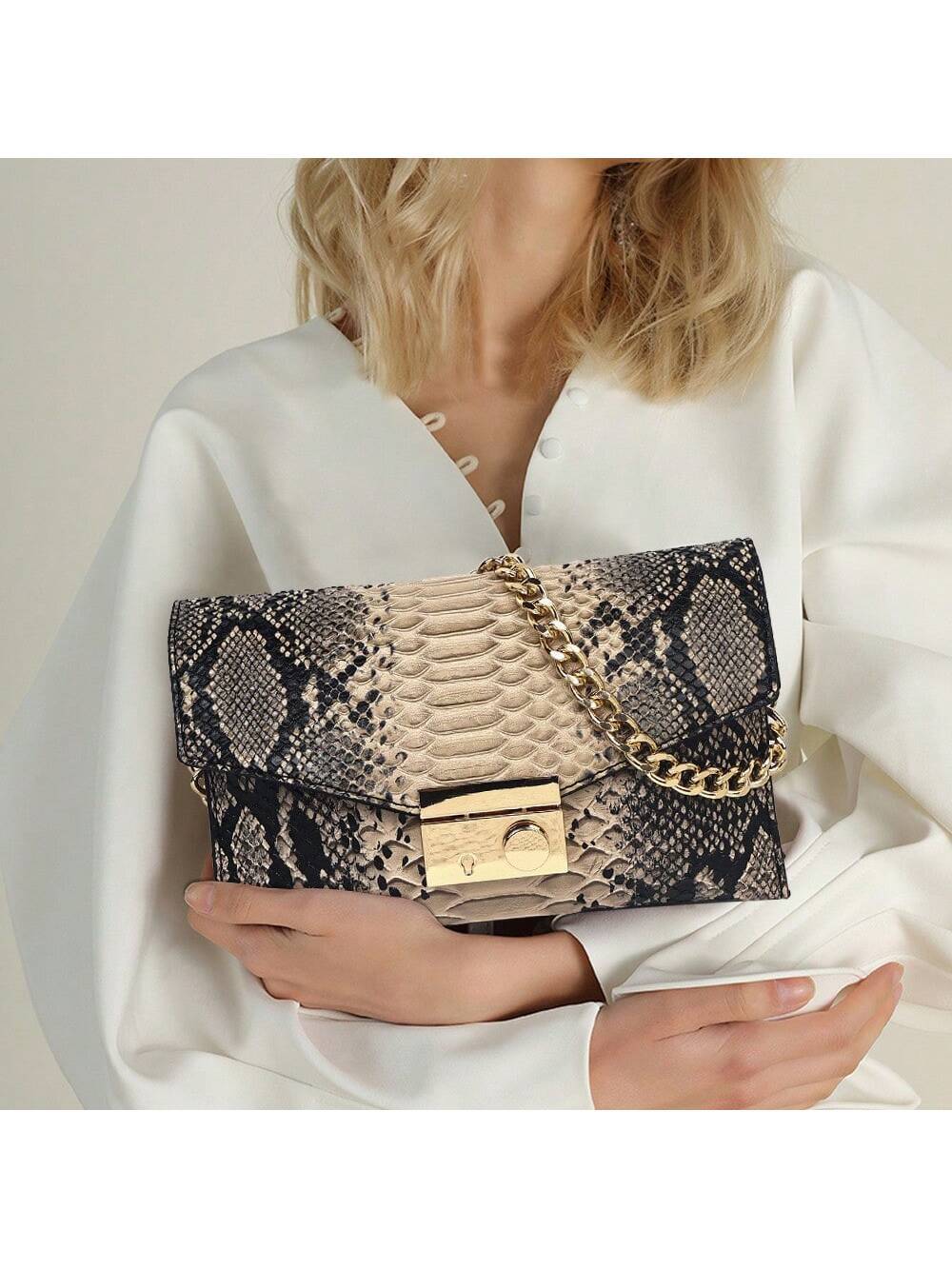 Bolsa Quadrada com Aba e Corrente Estilo Retro com Estampa de Cobra.