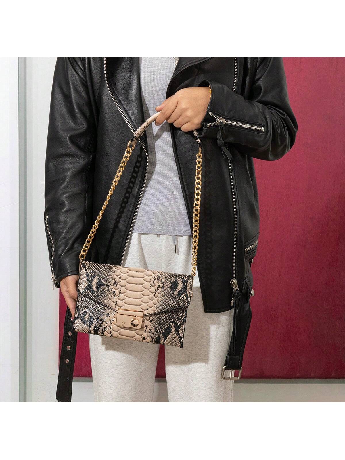 Bolsa Quadrada com Aba e Corrente Estilo Retro com Estampa de Cobra. - Imagem 3