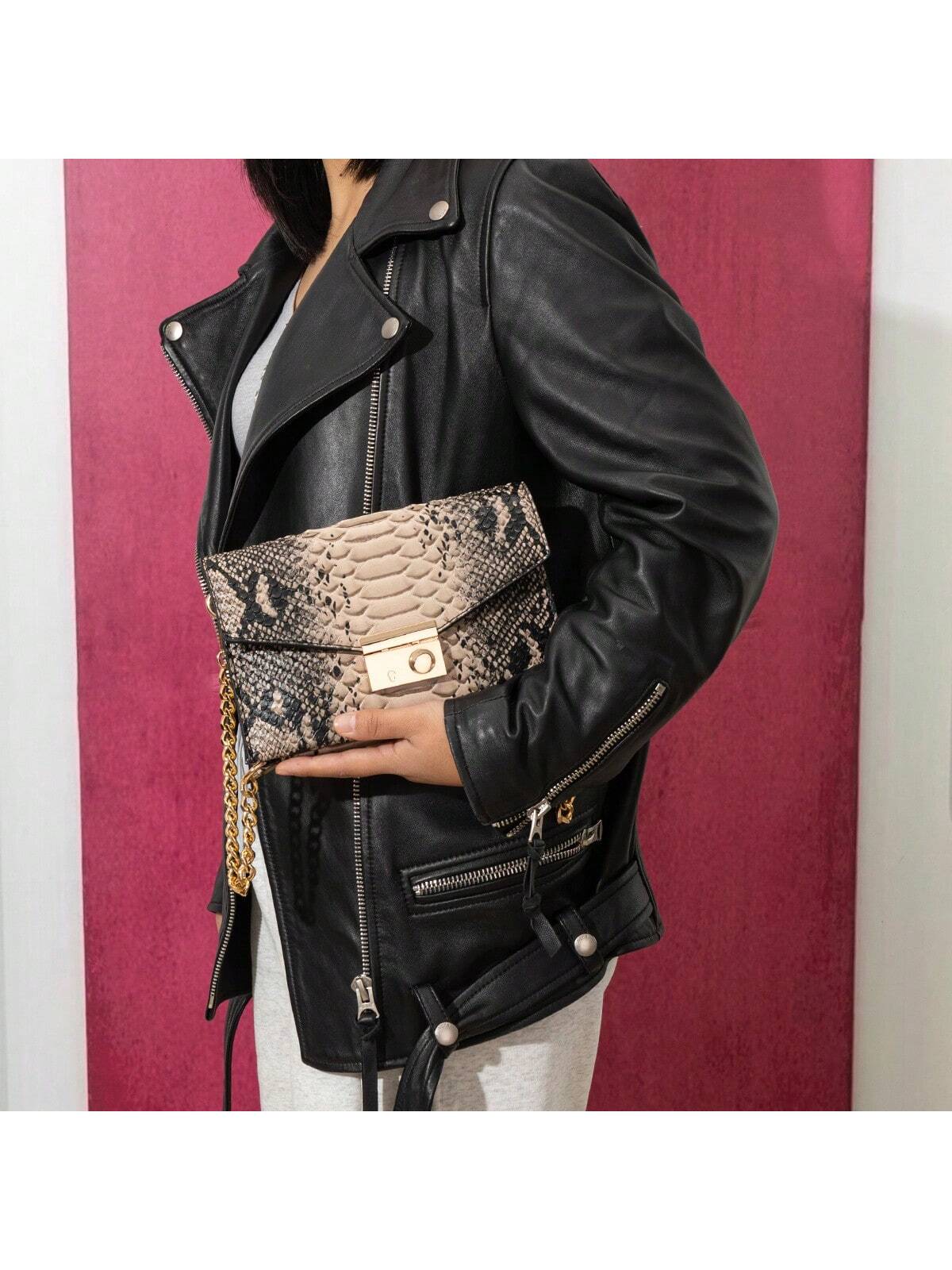 Bolsa Quadrada com Aba e Corrente Estilo Retro com Estampa de Cobra. - Imagem 4