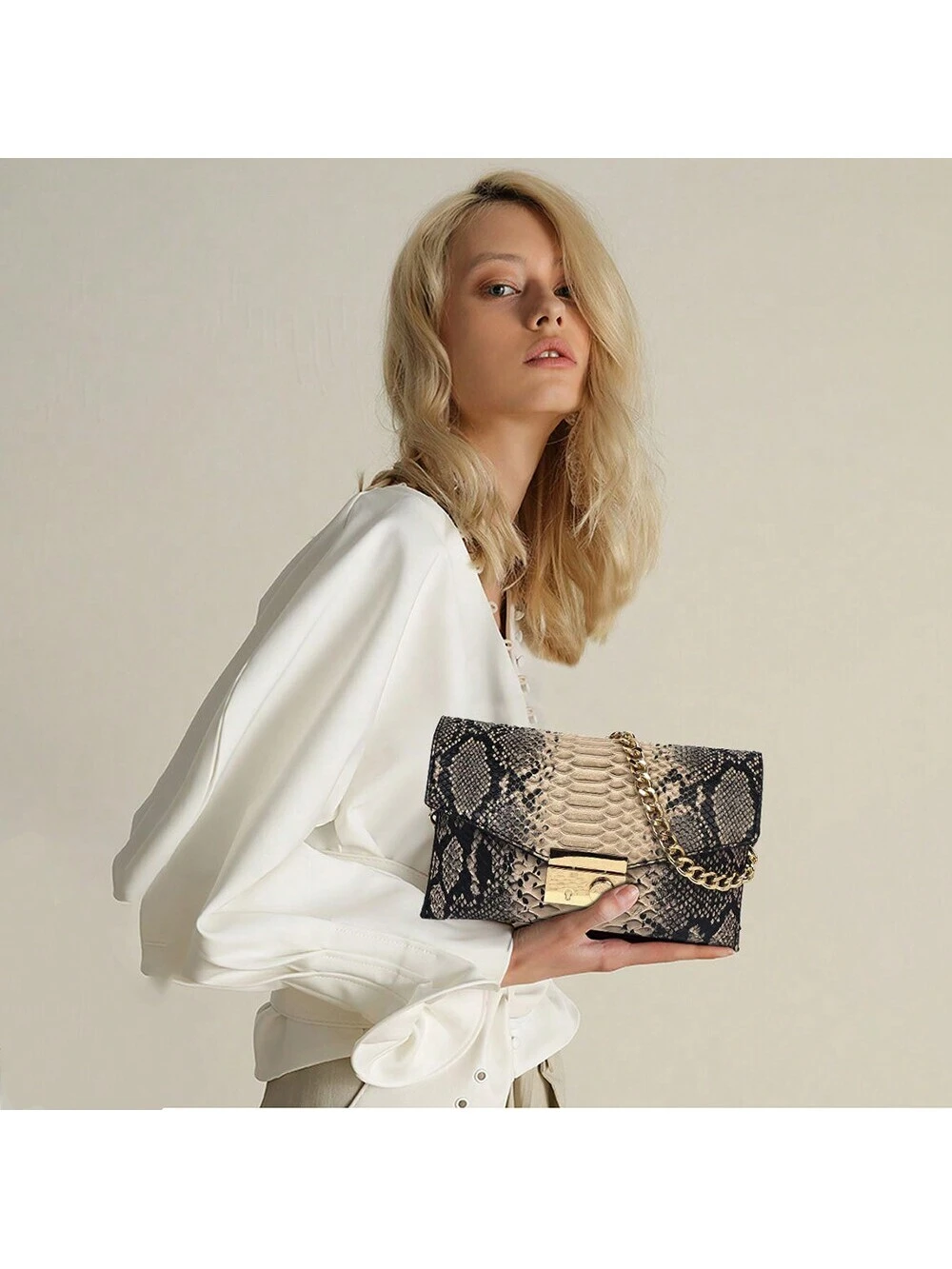 Bolsa Quadrada com Aba e Corrente Estilo Retro com Estampa de Cobra. - Imagem 6