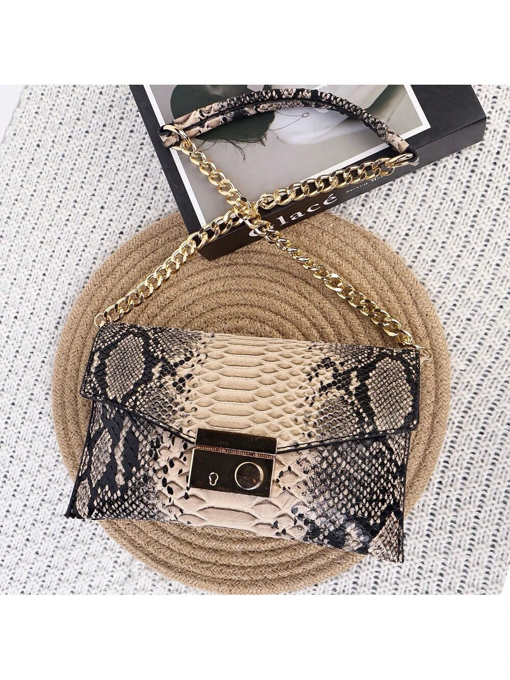 Bolsa Quadrada com Aba e Corrente Estilo Retro com Estampa de Cobra. - Imagem 7