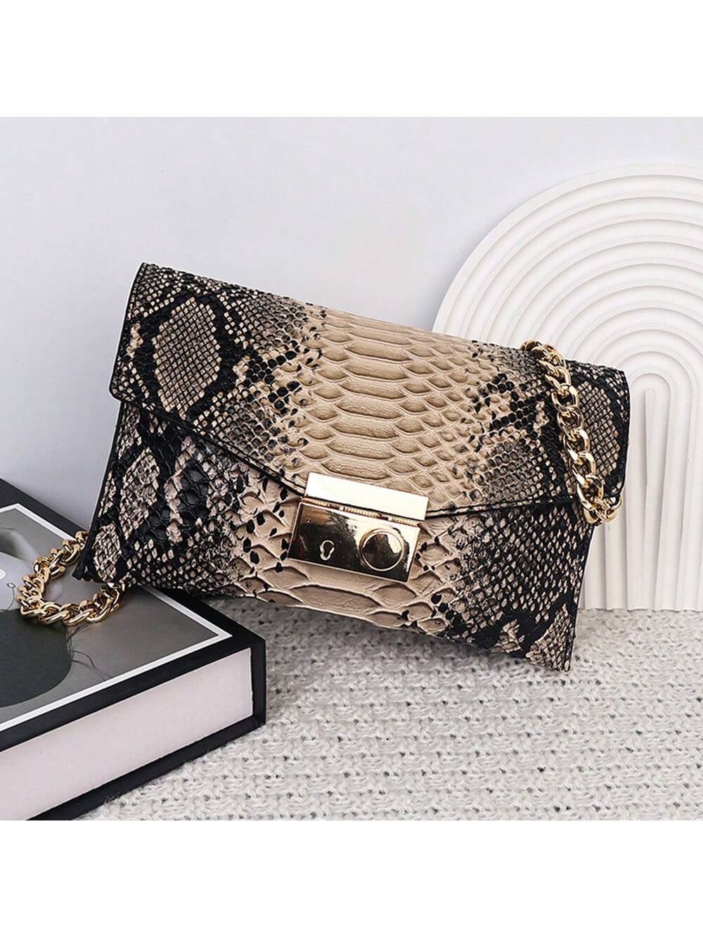 Bolsa Quadrada com Aba e Corrente Estilo Retro com Estampa de Cobra. - Imagem 9