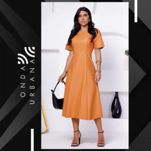 Vestido midi flare em courino, manga curta.